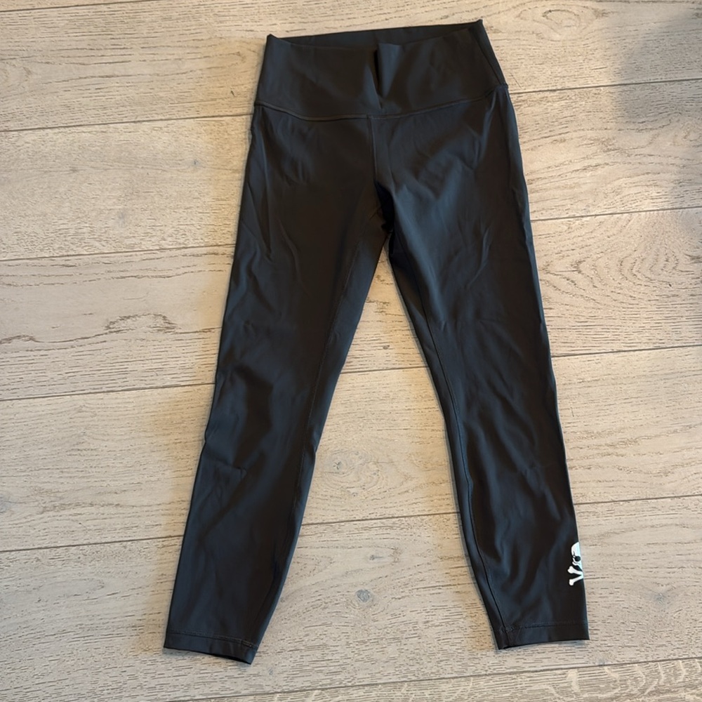 Olive lululemon Leggings 3/4 length size 8. SoulCycle collab.   Like new